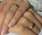 Aliança de casamento em ouro18k com pedra na borda - PAR - OROS